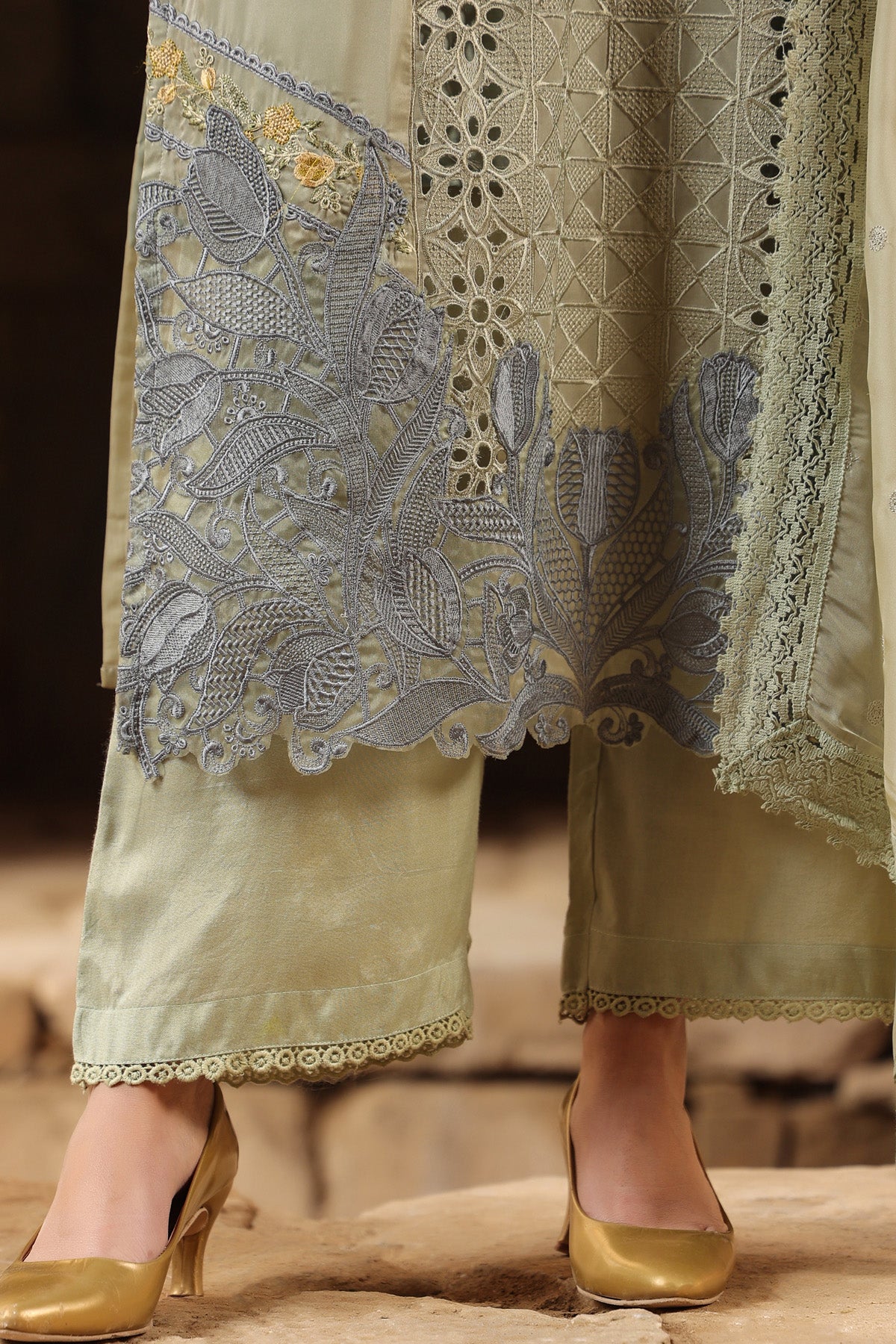 GREEN ORGANZA STRAIGHT KURTA WITH PANT AND DUPATTA