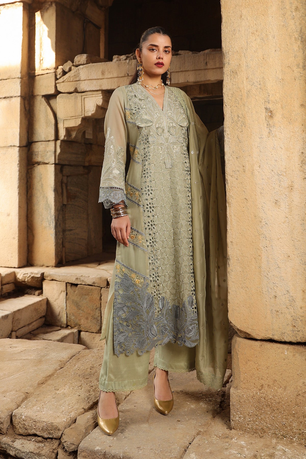 GREEN ORGANZA STRAIGHT KURTA WITH PANT AND DUPATTA